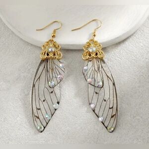 NEW Cottage Core Elegance Dainty Wing Earrings! NIP!